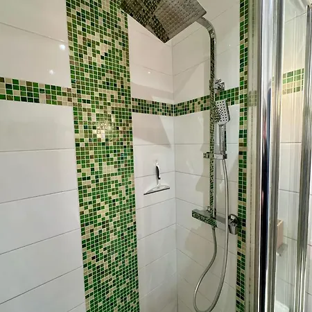 - Proche Chateau De